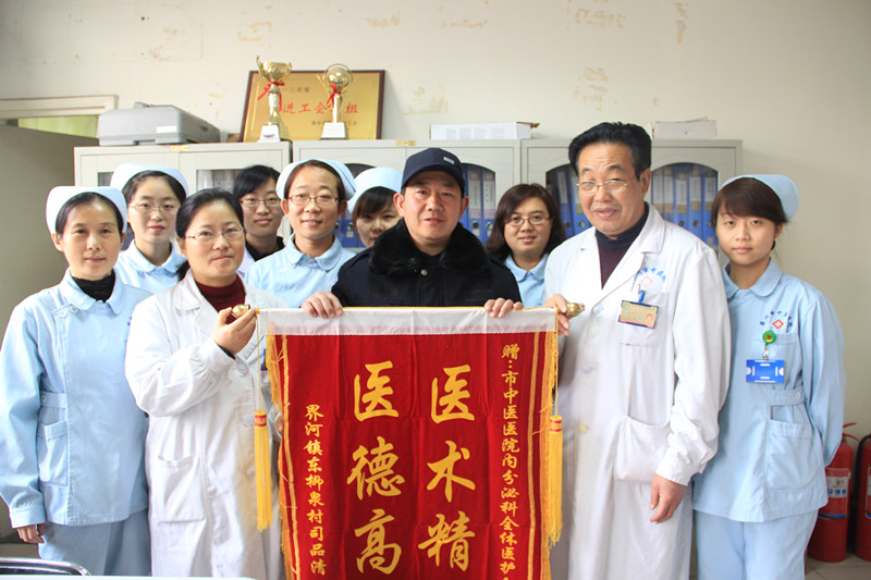 老人因感激內(nèi)分泌科醫(yī)務(wù)人員對(duì)其親人般的照顧，臨終遺言“一定給大夫護(hù)士送錦旗表示感謝”.JPG